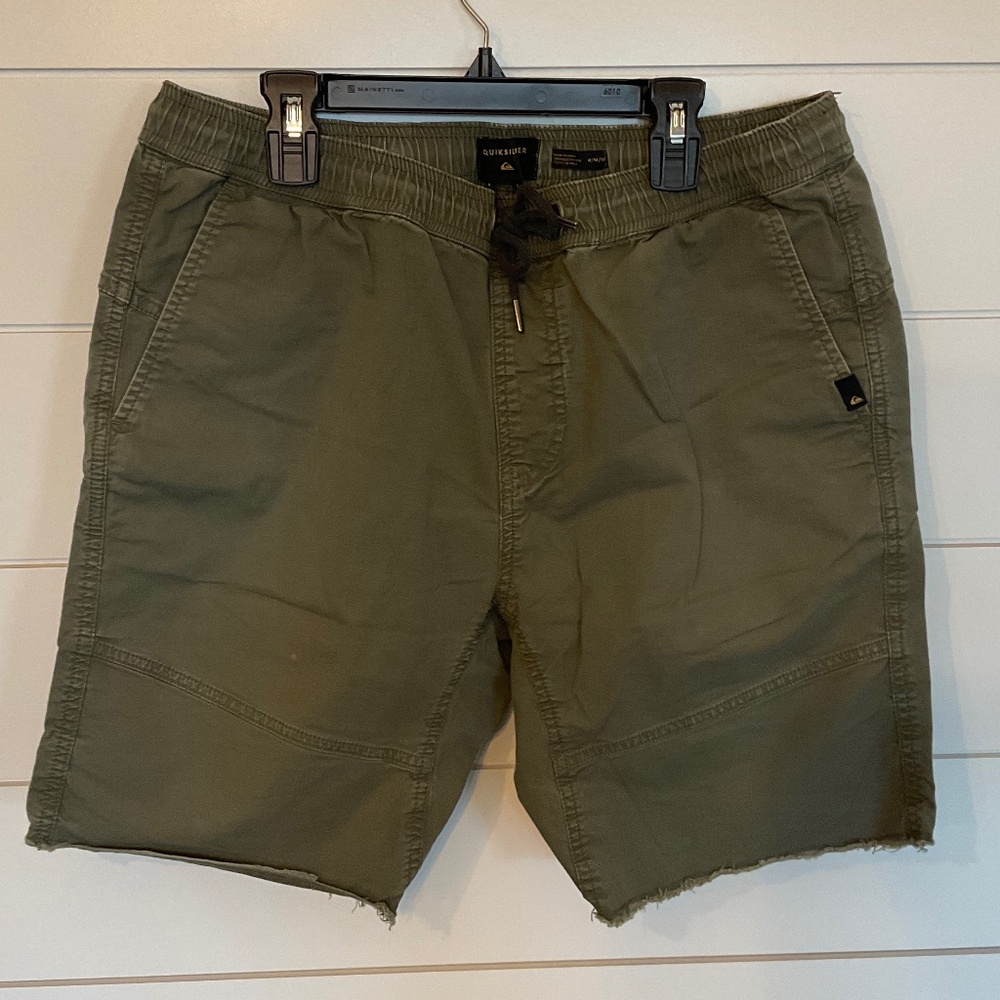#0200 Men’s Quicksilver draw string Olive green shorts size: medium